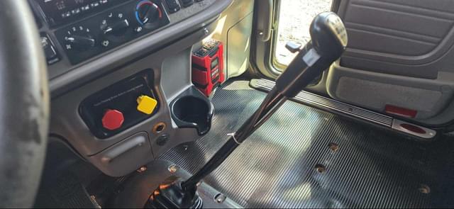 Image of Peterbilt 389 equipment image 2