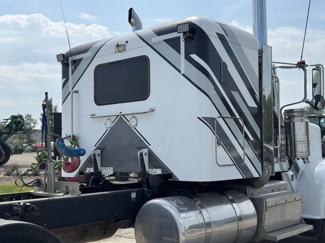 Image of Peterbilt 389 equipment image 3