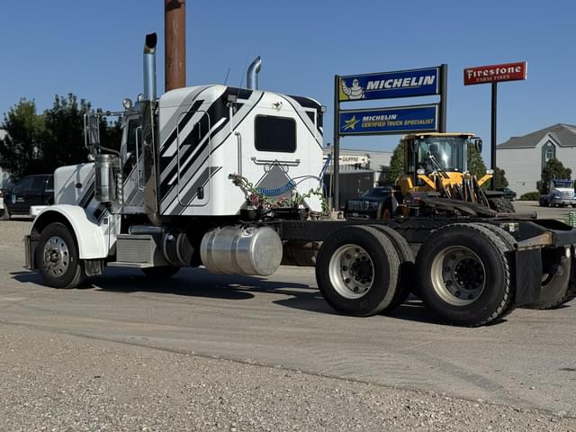 Image of Peterbilt 389 equipment image 4