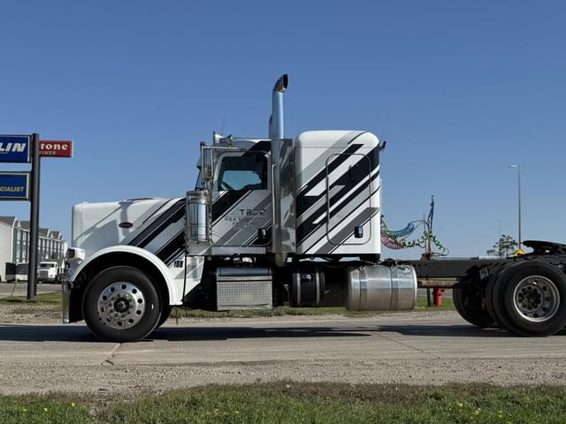 Image of Peterbilt 389 equipment image 2