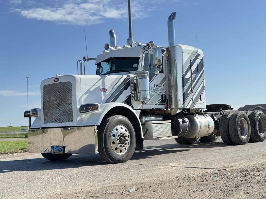 Image of Peterbilt 389 Primary image