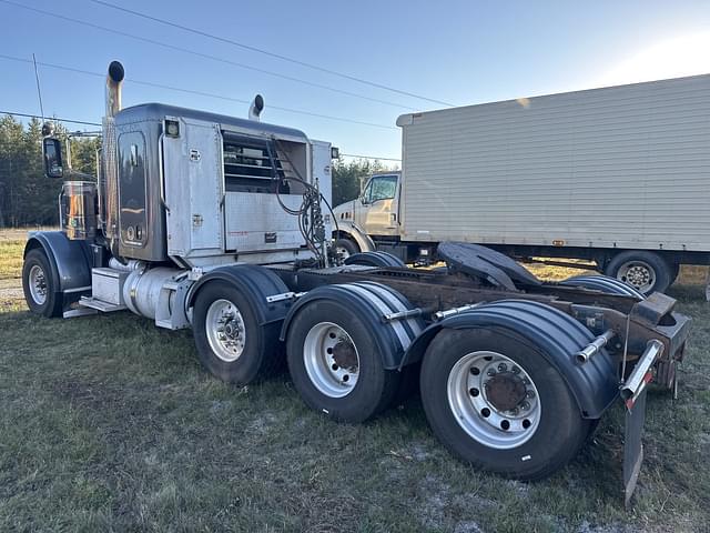 Image of Peterbilt 389 equipment image 2