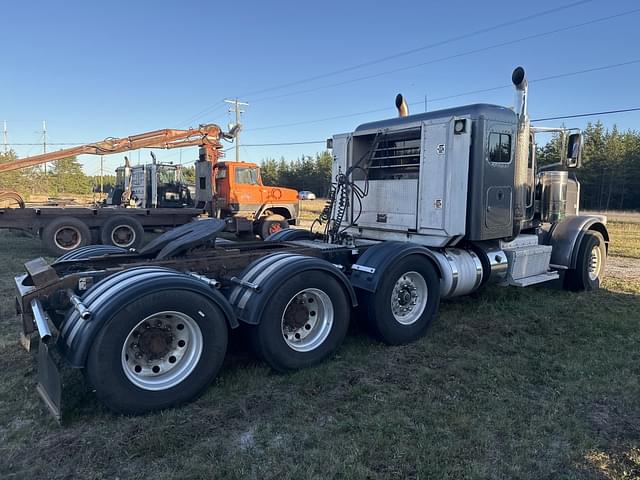 Image of Peterbilt 389 equipment image 4