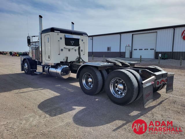 Image of Peterbilt 389 equipment image 3