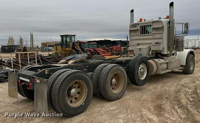 Image of Peterbilt 389 equipment image 4