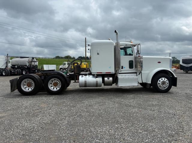 Image of Peterbilt 389 equipment image 3