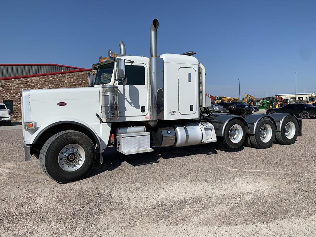 Image of Peterbilt 389 Primary image