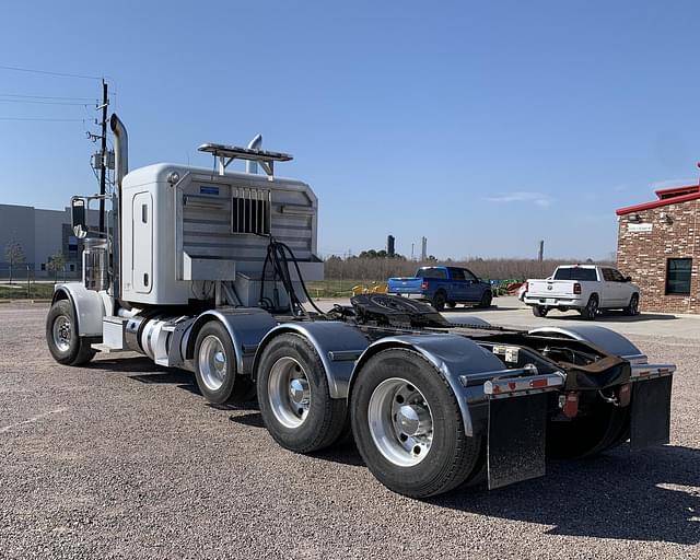 Image of Peterbilt 389 equipment image 3