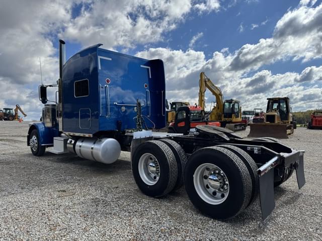 Image of Peterbilt 389 equipment image 4