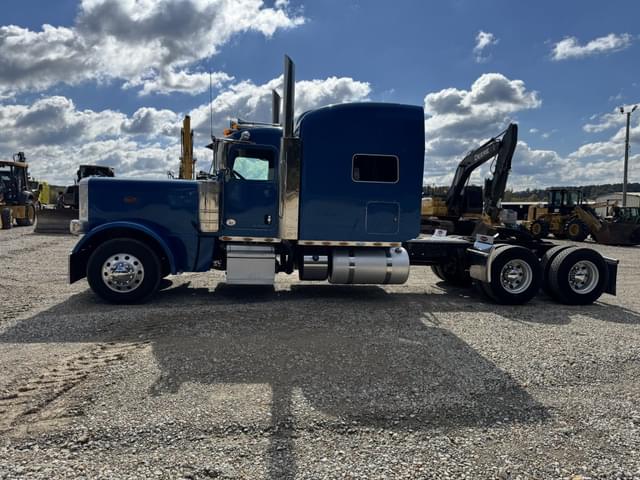 Image of Peterbilt 389 equipment image 3