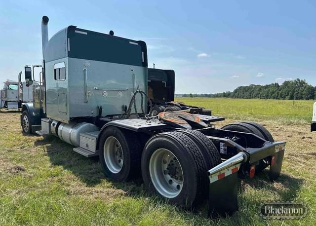 Image of Peterbilt 389 equipment image 2