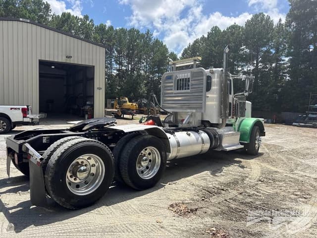 Image of Peterbilt 389 equipment image 4