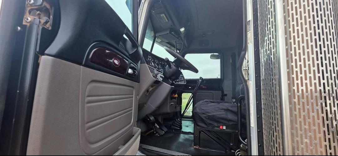 Image of Peterbilt 389 Primary image