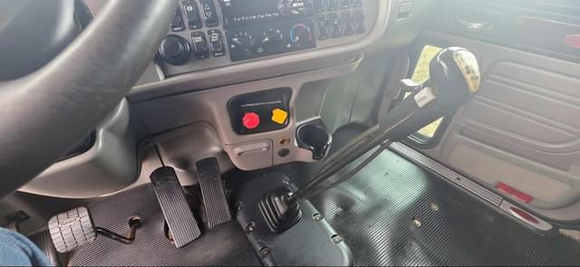 Image of Peterbilt 389 equipment image 2