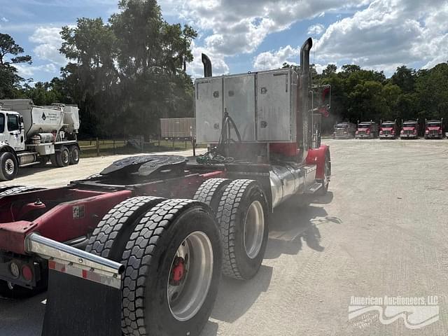 Image of Peterbilt 389 equipment image 4