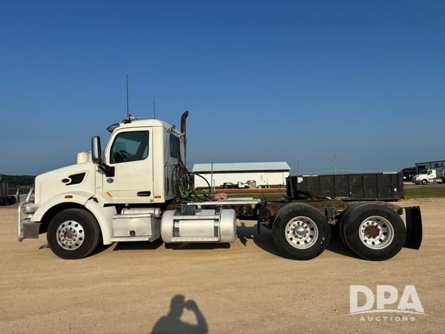 Image of Peterbilt 567 equipment image 4