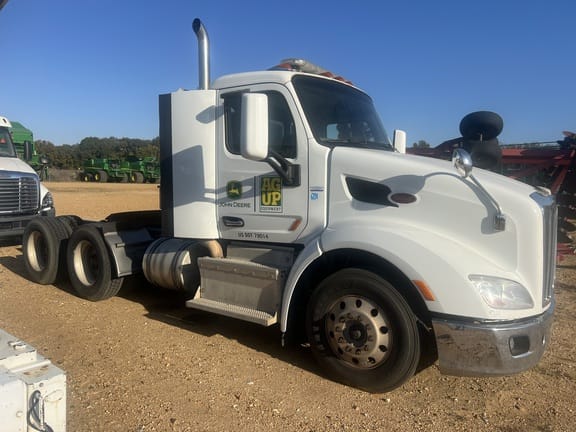 2015 Peterbilt 579 Equipment Image0