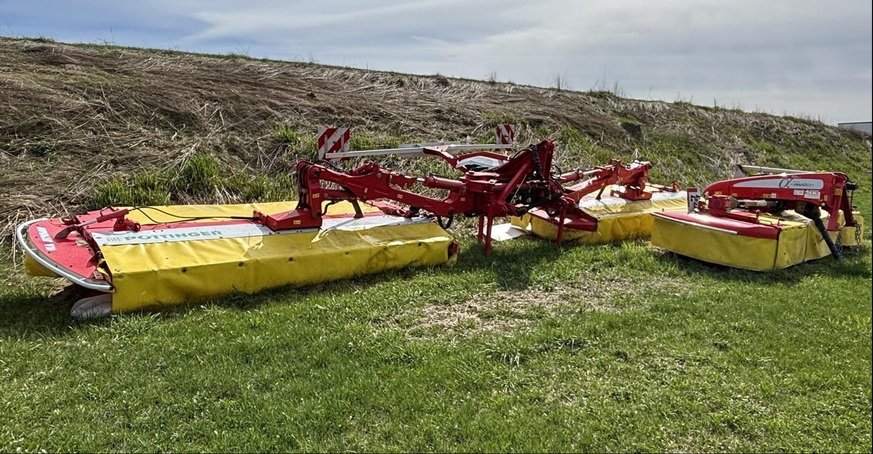 2015 Pottinger Novacat 351/V10 Equipment Image0