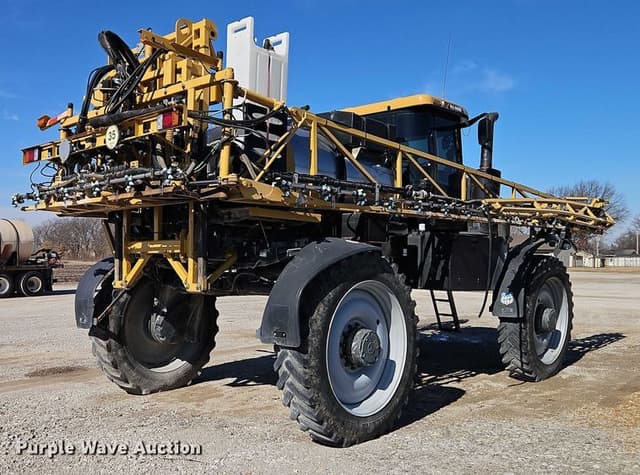 Image of RoGator RG900B equipment image 4