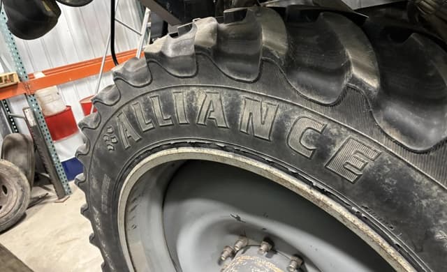 Image of RoGator RG1100B equipment image 4