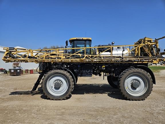 Image of RoGator RG900B equipment image 2