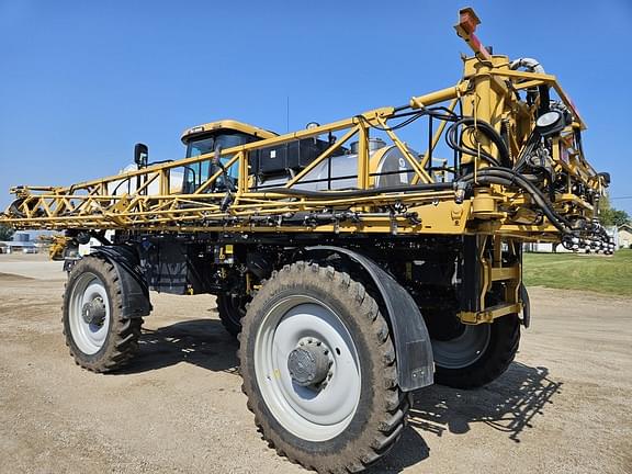 Image of RoGator RG900B equipment image 3