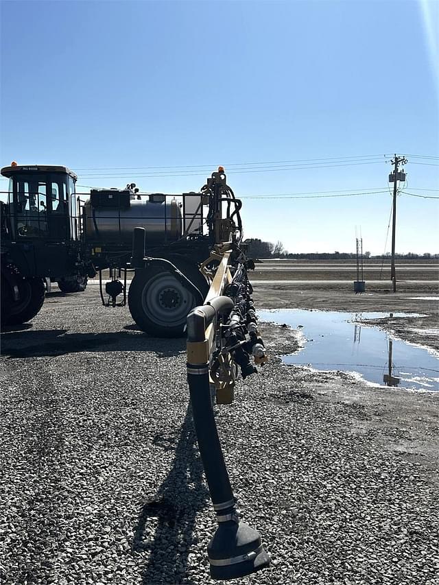 Image of RoGator RG900B equipment image 4