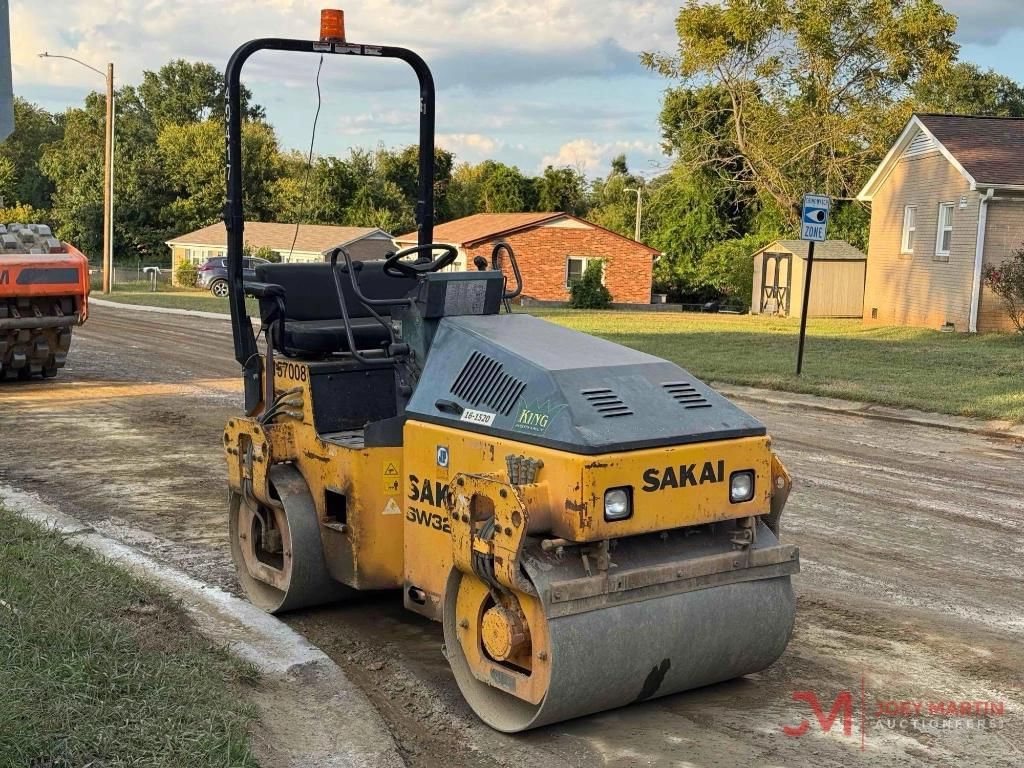 2015 Sakai SW320-1 Equipment Image0