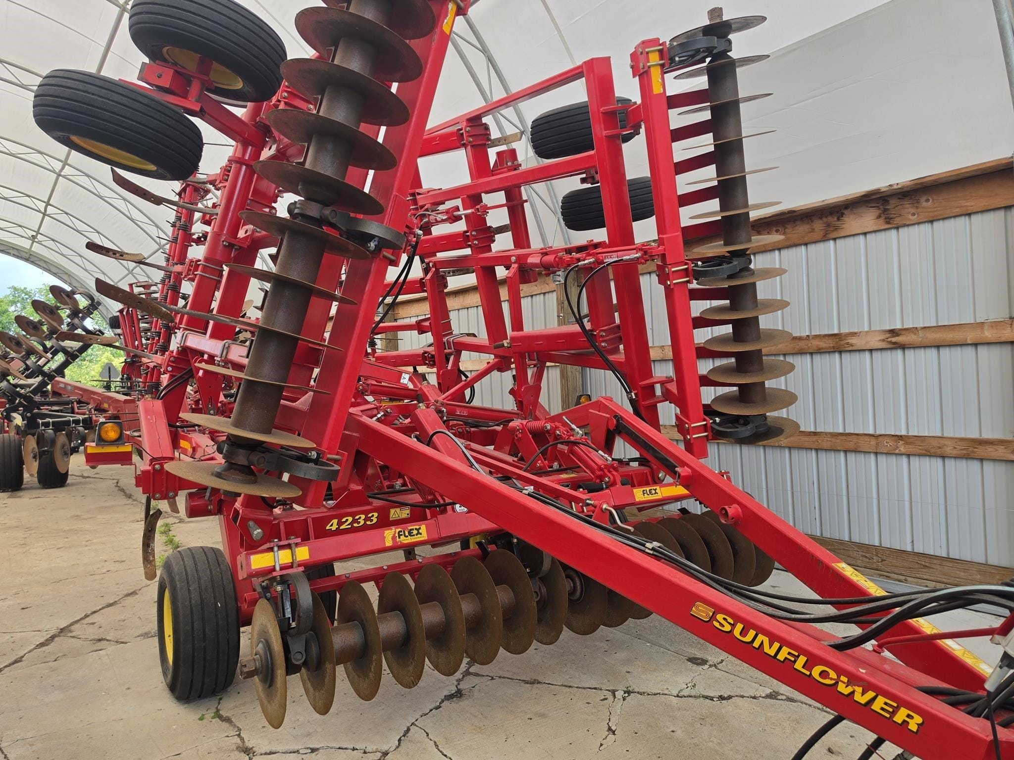 2015 Sunflower 4233 Equipment Image0