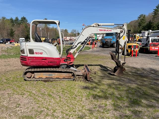 Image of Takeuchi TB240 equipment image 3
