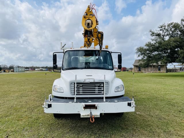 Image of Freightliner M2106 equipment image 1