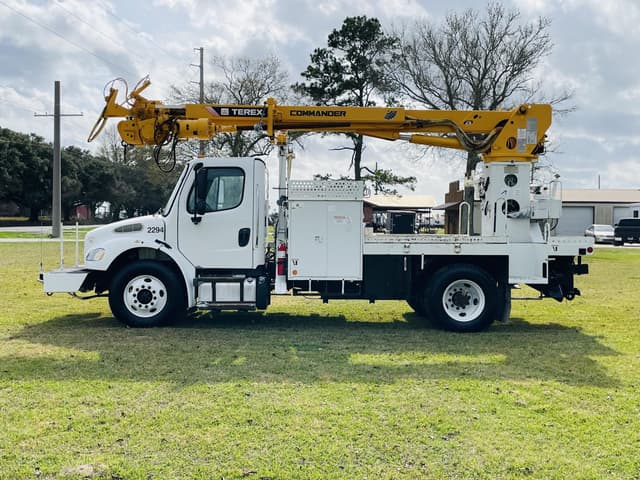 Image of Freightliner M2106 equipment image 2