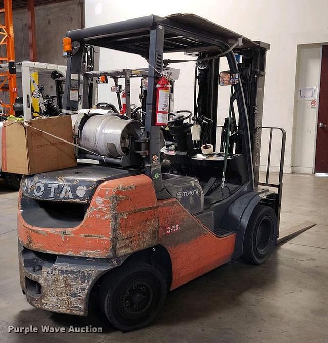 Image of Toyota 8FGU25 equipment image 4