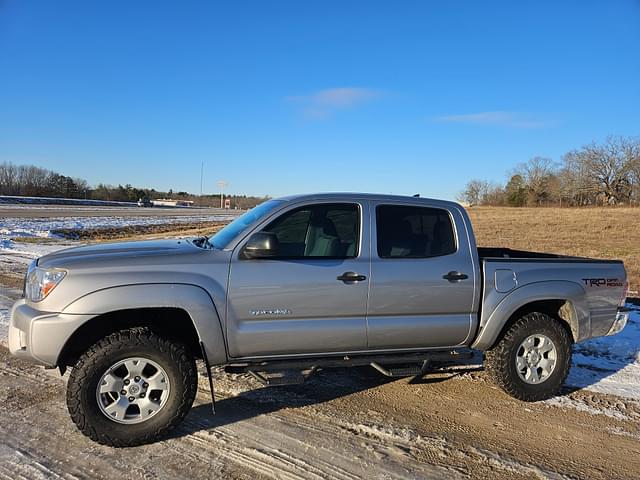 Image of Toyota Tacoma equipment image 2