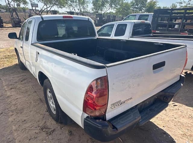 Image of Toyota Tacoma equipment image 3