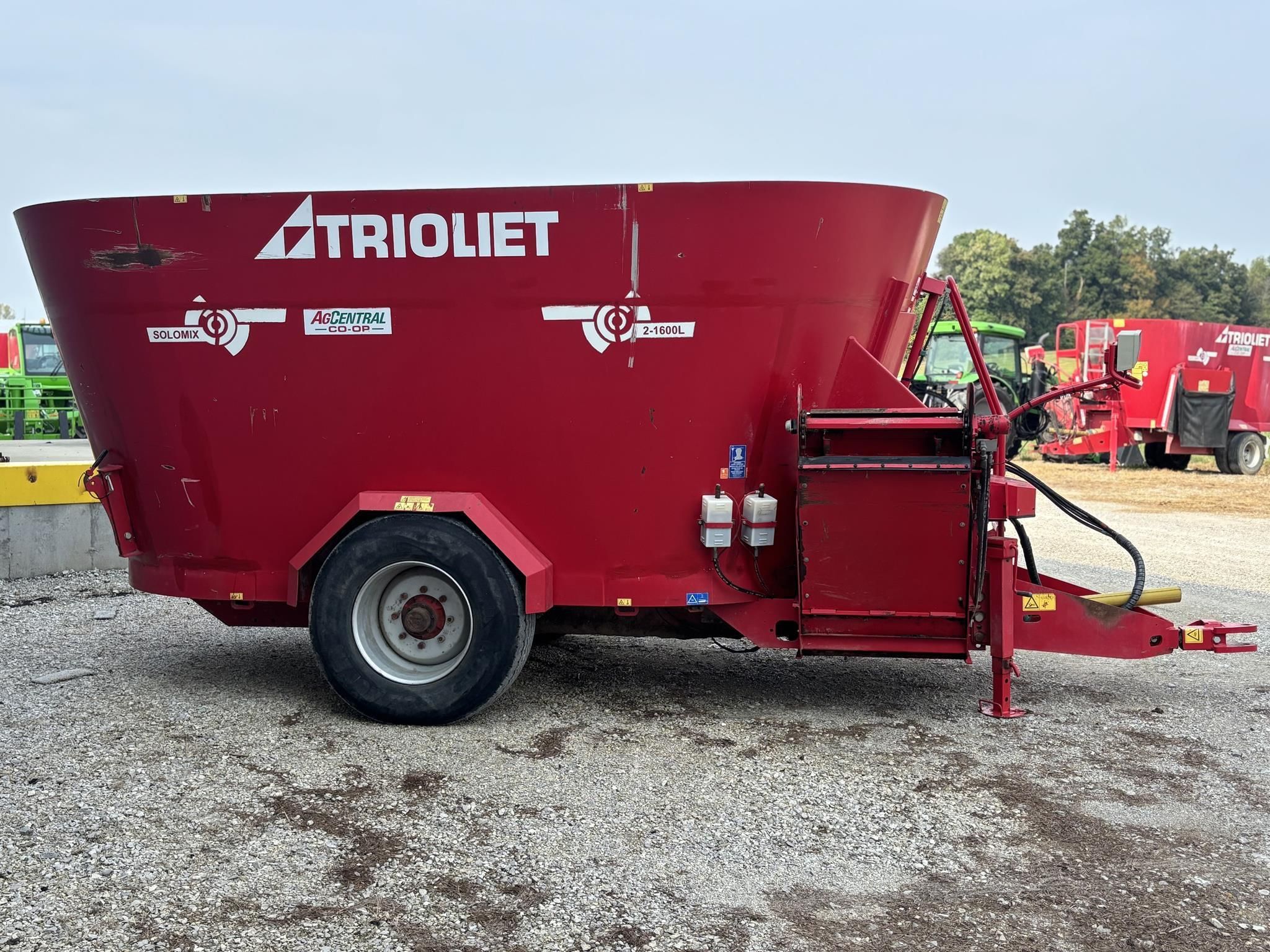 2015 Trioliet Solomix 1600L VLS Equipment Image0