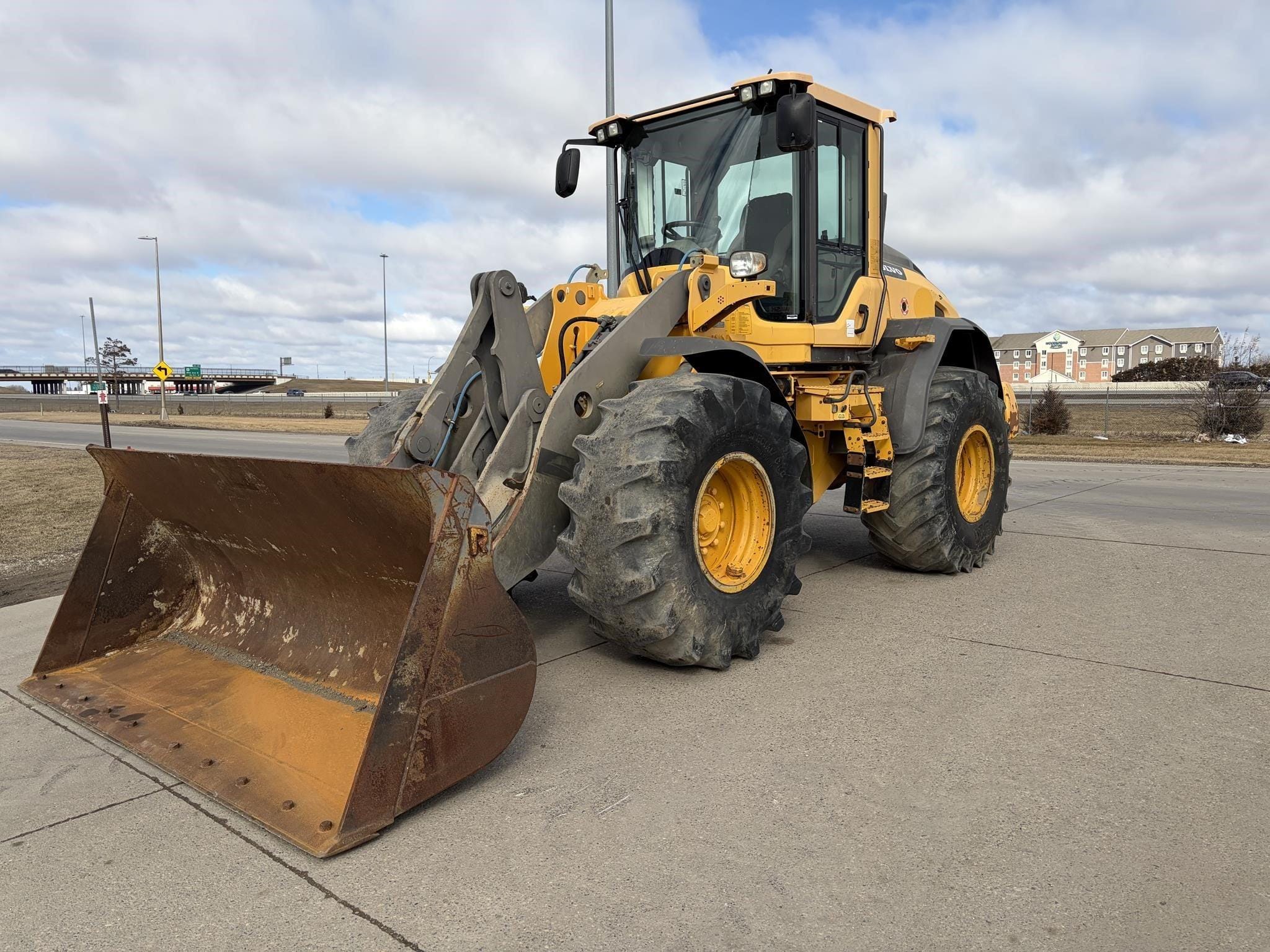 2015 Volvo L60H Equipment Image0