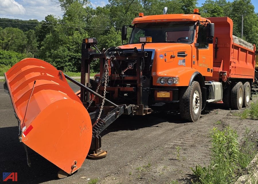 2015 Volvo VHD Equipment Image0