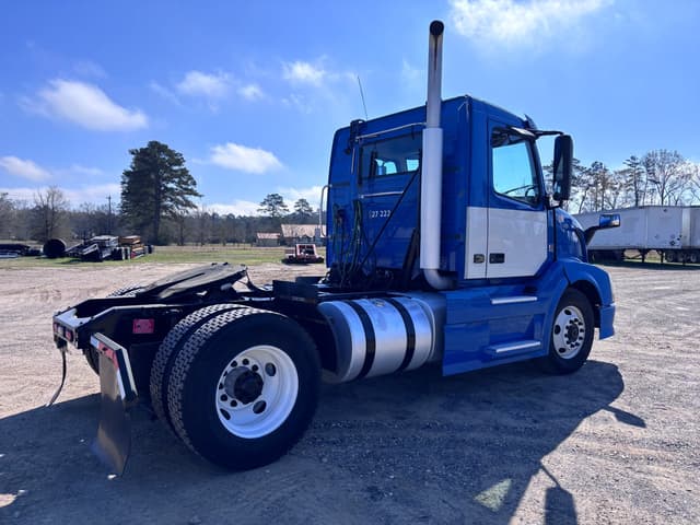 Image of Volvo VNL42T300 equipment image 2