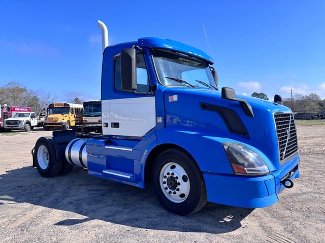 Image of Volvo VNL42T300 equipment image 1