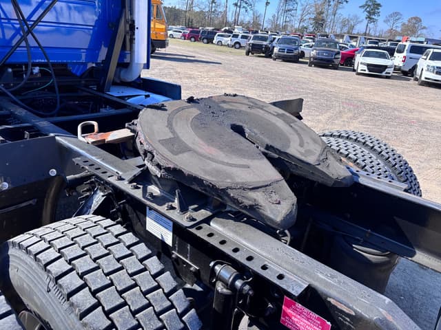 Image of Volvo VNL42T300 equipment image 4