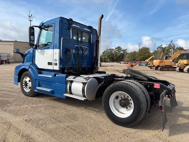 Image of Volvo VNL42T300 equipment image 3
