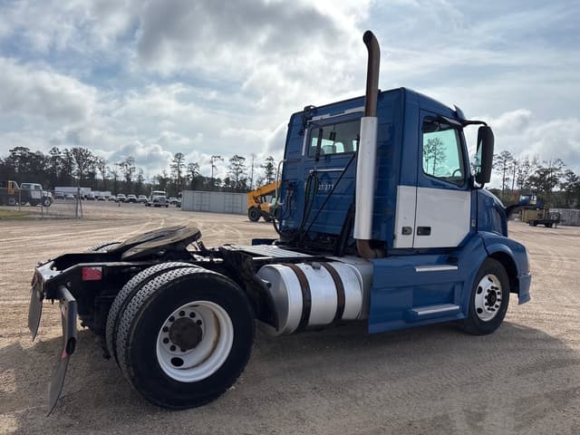 Image of Volvo VNL42T300 equipment image 2