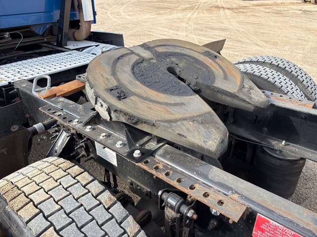 Image of Volvo VNL42T300 equipment image 4