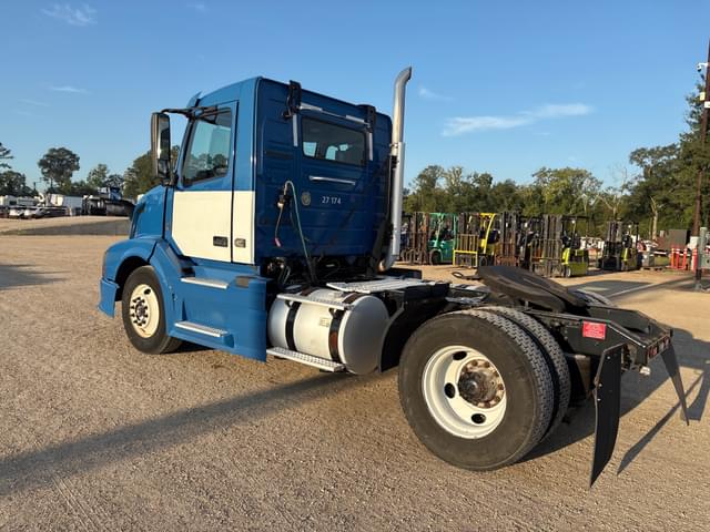 Image of Volvo VNL42T300 equipment image 3