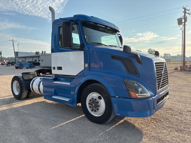 Image of Volvo VNL42T300 equipment image 1