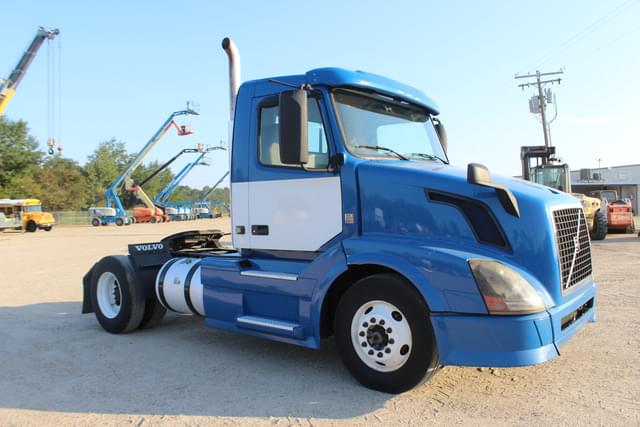 Image of Volvo VNL42T300 equipment image 1