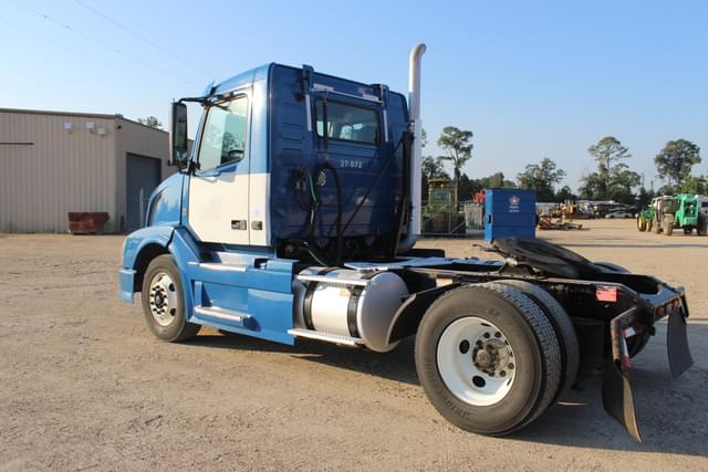Image of Volvo VNL42T300 equipment image 2
