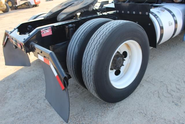 Image of Volvo VNL42T300 equipment image 4