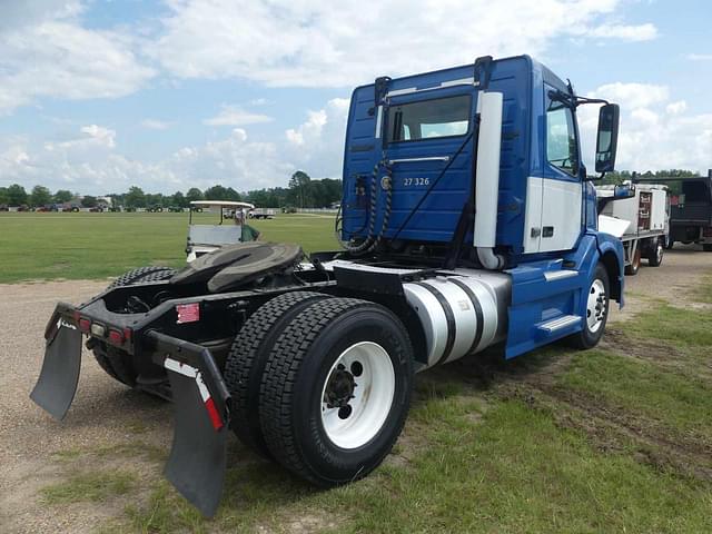 Image of Volvo VNL42T300 equipment image 2